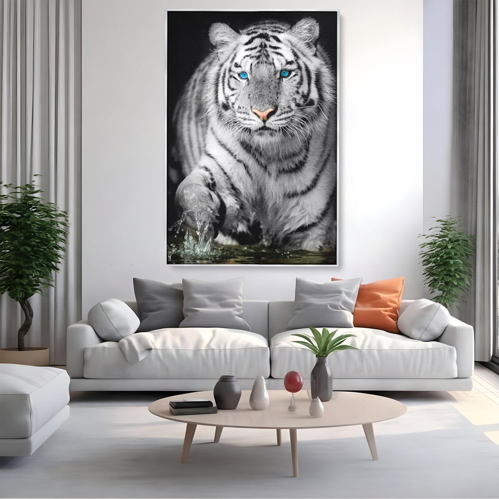 Tablou canvas cu tablou canvas cu tigru alb, in rama de aluminiu argintiu, pe perete intr-un living